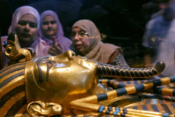 Women look at one of the coffins of King Tutankhamun at the Egyptian museum in Cairo 580x388 Tests Show King Tutankhamen Died from Malaria Infection, Study Says