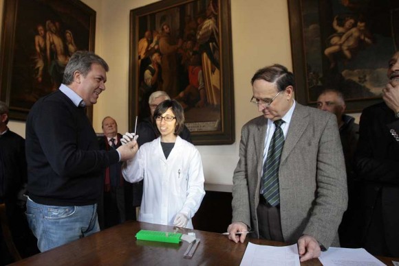 Stefano Merisi L takes a DNA test next to doctor Elisabetta Cilli C and Professor Giorgio Gruppioni 580x388 Six Potential Heirs DNA Tested in Caravaggio Death Hunt