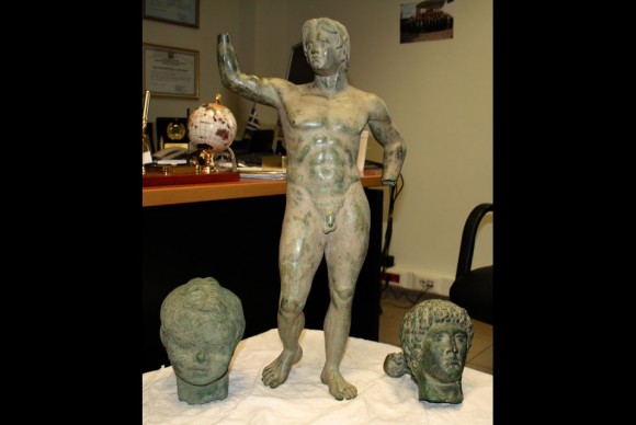 bronze statue of emperor Alexander the Great flanked by two bronze heads from the Roman period 580x388 Greek Police Arrest Two Men with Valuable Antiquities