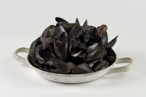 Marcel Broodthaers Caquelon de Moules 1968. Mixed media 15 x 33 x 25 cm 580x388 Pictures, Objects, Concepts from the Collection of Herman and Nicole Daled at Haus der Kunst
