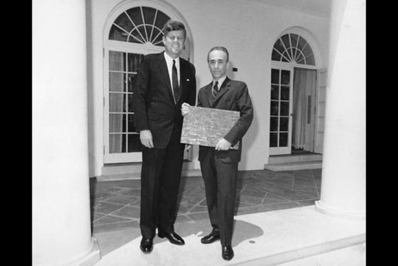 Presenting President John F. Kennedy with a Jasper Johns Flag sculpture 580x388 New Book Leo and His Circle by Annie Cohen Solal Tells the Life of Leo Castelli