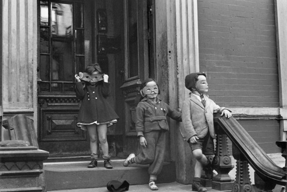 Helen Levitt New York circa 1942. Private Collection. © Estate of Helen Levitt 580x388 ICO Collections Museum Opens First Helen Levitt Anthological Exhibition in Spain