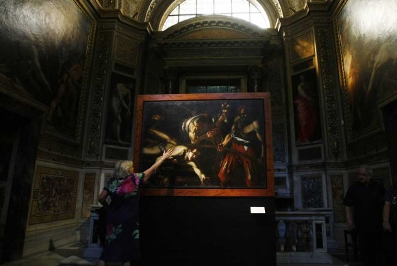 Art superintendent Rossella Vodret illustrates some detail of the painting 580x388 Painting at Center of Caravaggio Mystery Unveiled in Rome