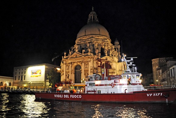 A firefighter boat is moored in front of the Santa Maria della Salute basilica in Venice 580x388 Titian Masterpiece David and Goliath Suffers Water Damage After Fire