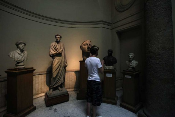 A tourist looks at statues watched by security monitoring cameras 580x388 Tut Tut: Security Problems Seen in Most of Egypts Museums