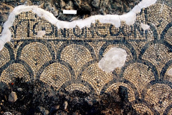 A mosaic inside the remains of a Samaritan synagogue 580x388 Archaeologists in Israel Find a 1,500 Year Old Samaritan Synagogue