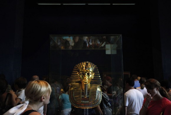 People look at the priceless golden mask of the famed King Tutankhamun 580x388 Eleven Egyptian Officials to Be Tried in Van Gogh Theft 