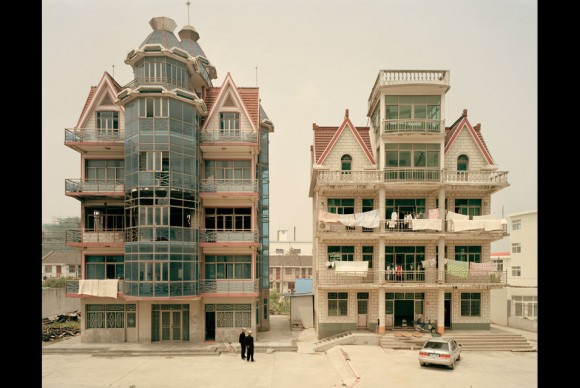 Nadav Kander Pudong I Shanghai 2007 580x388 Unseen Images by Photographer Nadav Kander on View at Flowers