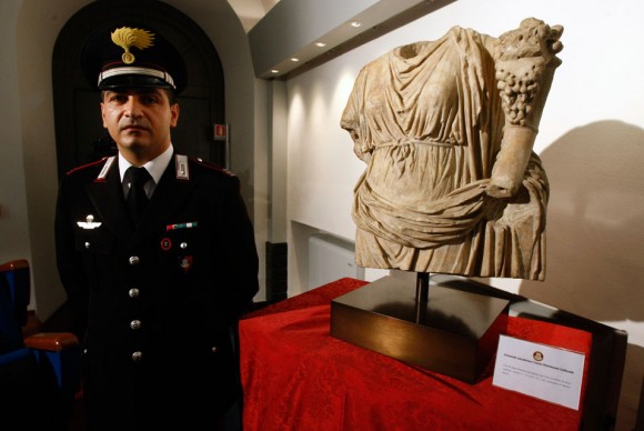 Italian Carabinieri marshal Michele Speranza stands next to a marble female torso 580x388 Two Ancient Statues Stolen in the 1980s From Italian Museums are Now Home