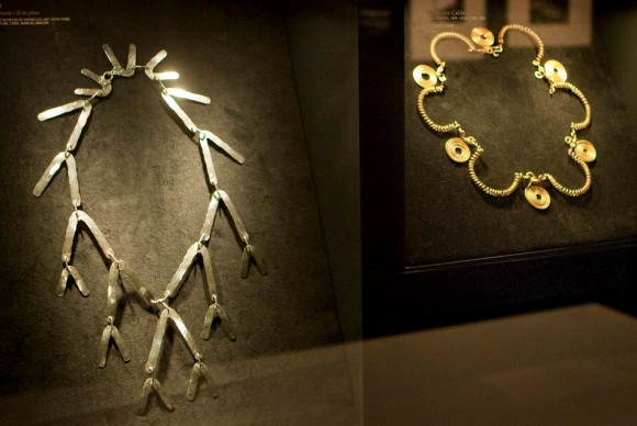 Jewelry by US artist Alexander Calder 18981976 from the Metropolitan Museum of Art in New York 580x388 Artists Jewels From Modernisme to the Avant Garde at the Museu Nacional dArt de Catalunya