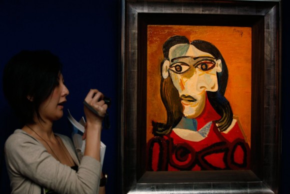 A visitor takes a picture of Pablo Picassos painting Jeune Fille aux Cheveux Noirs Dora Maar 580x388 Western Art Dealers and Auction Houses Hope to Lure Wealthy Chinese Buyers