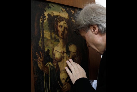 Art expert Vittorio Sgarbi has a close look at the suicide of Cleopatra 580x388 Recovery of Painting by Albrecht Dürer Leads Italian Police to Various Pieces of Stolen Art