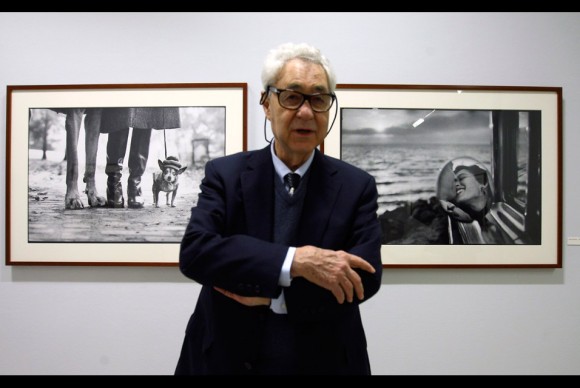 File photo of American photographer Elliott Erwitt posing during the press preview of his exhibition Personal Best in Paris 580x388 Christiane Amanpour Talks with Photographers Elliott Erwitt and Roberto Salas
