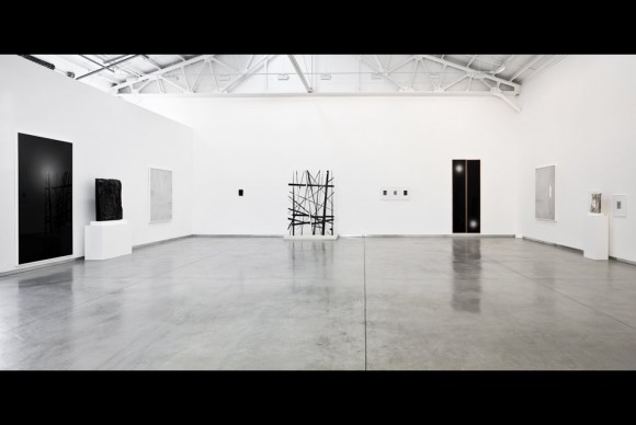 Installation view. Courtesy of David Kordansky Gallery Los Angeles CA. Photo Fredrik Nilsen 580x388 Sculptures and Photographs by Anthony Pearson at David Kordansky Gallery
