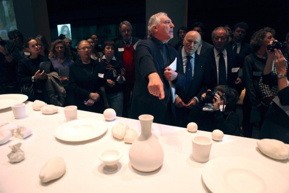 The artist Peter Greenaway talks to visitors during a preview of his installation Leonardos Last Supper A Vision by Peter Greenaway 580x388 Leonardos Last Supper by Peter Greenaway Opens Today at Park Avenue Armory