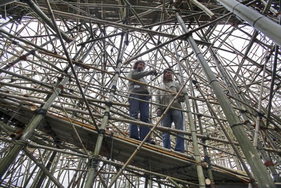 Twin brothers Mike left and Doug Starn stand inside their Big Bambu structure 580x388 Metropolitan Museums Exhibitions Stimulate $784 Million Economic Impact for City