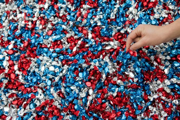 A large candy mountain is exhibited at the Museum for Modern Art MMK in Frankfurt 580x388 Specific Objects without Specific Form by Felix Gonzalez Torres at MMK in Frankfurt