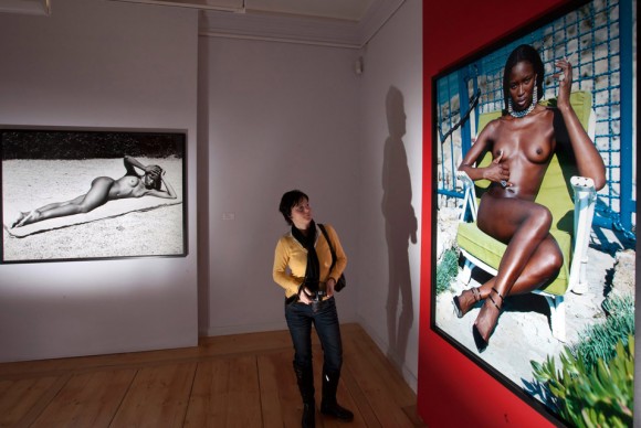 A woman looks at a nude photograph of British model Naomi Campbell by Helmut Newton 580x388 Exhibition of Photographs by Helmut Newton on View at the Kunsthaus Apolda Avant Garde