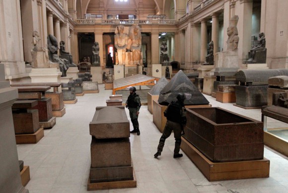 Egyptian special forces secure the main floor inside the Egyptian Museum in Cairo 580x388 Egypt: Military Detain 50 Men Trying to Break into at Egyptian National Museum