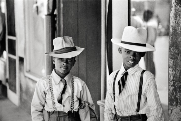 Henri Cartier Bresson Natchez Mississippi. Photograph 1947. Peter Fetterman Gallery 580x388 LA Art Show Debuts Never Before Seen Works by Photographer Henri Cartier Bresson