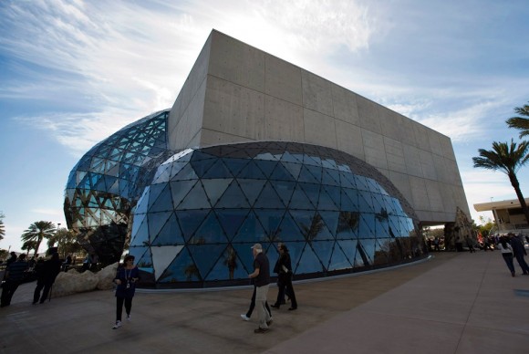 Visitors walk outside the new Dali Museum 580x388 Salvador Dalí Museum Opens in New State of the Art Building in Florida