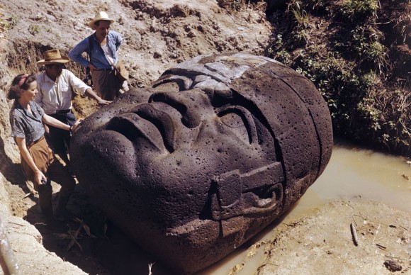 Archaeologists study a monumental stone head discovered at the La Venta site in Tabasco State Mexico 580x388 Exhibition of Colossal Masterworks of Ancient Mexico Opens at the de Young