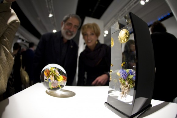 Guests with the work of Paul Stankard in the Ken Saunders Gallery booth at SOFA NEW YORK 2010 580x386 14th Annual Sculpture Objects & Funtional Art Fair to Open April 14 17, 2011 at Park Avenue Armory