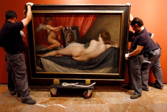 Workers hang up the painting La Venus del espejo 580x388 Ten Famous Works of Art that Are Forever Damaged by Carelessness, Negligence, Anger or Pure Insanity