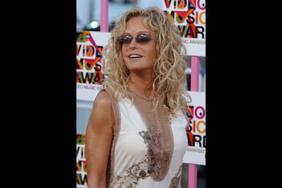 In this Aug. 29 2004 file photo actress Farrah Fawcett arrives for the MTV Video Music Awards in Miami 580x388 University of Texas, Ryan ONeal Spar Over Farrah Fawcett Portrait by Andy Warhol