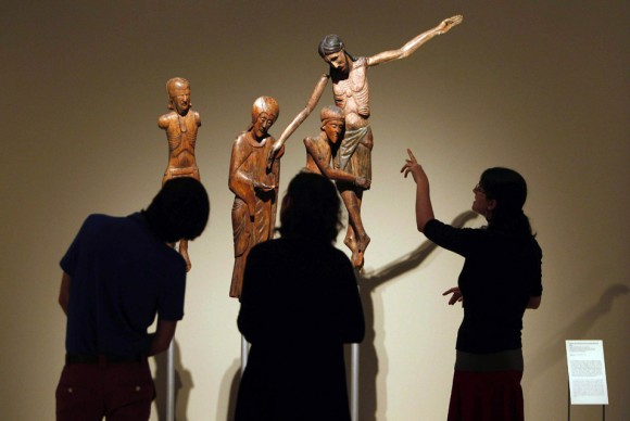 Three visitors look at the sculpture titled Figures del Davallament de Santa Maria de Tauell 580x388 Museu Nacional dArt de Catalunyas Romanesque Art Shines in Renovated Gallerie