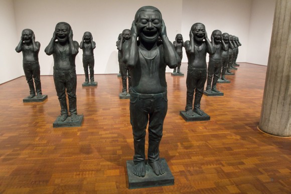 Yue Minjun Contemporary Chinese Warriors 2006 580x388 Chinese Contemporary Warriors Stand in Formation at the Milwaukee Art Museum