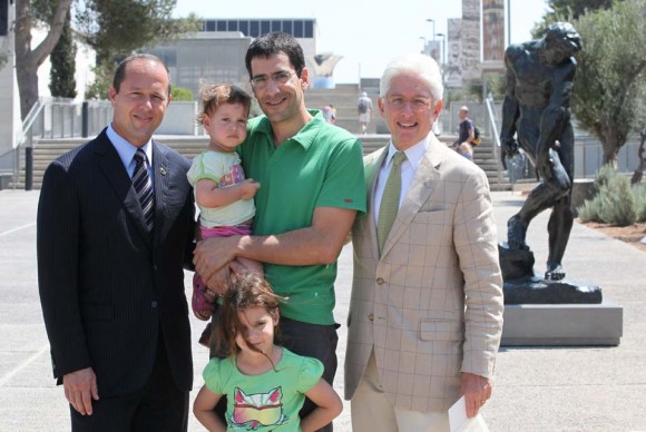 Director James Snyder with the one millionth visitor and his family 580x388 Israel Museum welcomes one millionth visitor since inauguration of renewed campus