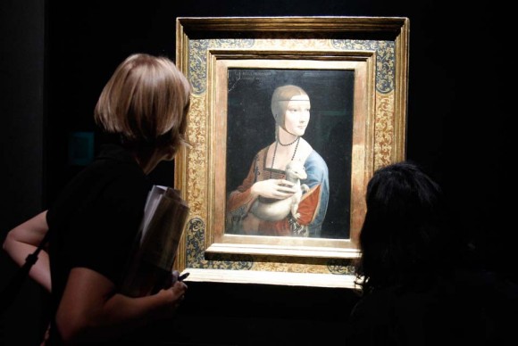 Journalists look at the painting Dame mit dem Hermelin The Lady with Ermine by Leonardo da Vinci 580x388 Major exhibition on the genesis of the Italian portrait opens at the Bode Museum in Berlin