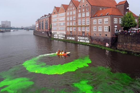 Argentinean artist Uriburu dressed in green and helpers of the German Lifeguard Association 580x388 Color in Flux: Exhibition on the occasion of the 20th anniversary of the Weserburg