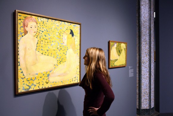 A visitor observes the painting The Yellow Girls by Swiss painter Cuno Amiet 580x388 Bucerius Kunstforum opens exhibition with works by Ferdinand Hodler and Cuno Amiet
