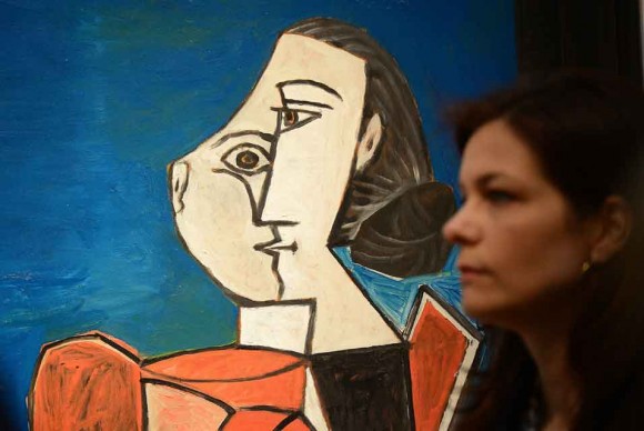 Soutine, Cezanne to star at red hot spring auctions of Impressionist and Modern art Femme assise en costume rouge sur fond bleu by Pablo Picasso 580x388 Soutine, Cezanne to star at red hot spring auctions of Impressionist and Modern art