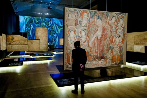 A visitor looks at a mural during the press viewing of the exhibition Expedition Silk Road 580x388 Expedition Silk Road: Exhibition in Amsterdam offers a glimpse of long lost civilizations