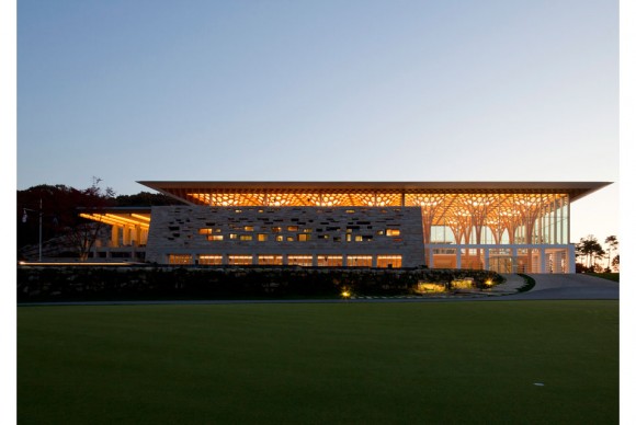 Haesley Nine Bridges Golf Club House 2010 Korea. Photo Hiroyuki Hirai 580x388 Japanese architect Shigeru Ban receives the 2014 Pritzker Architecture Prize