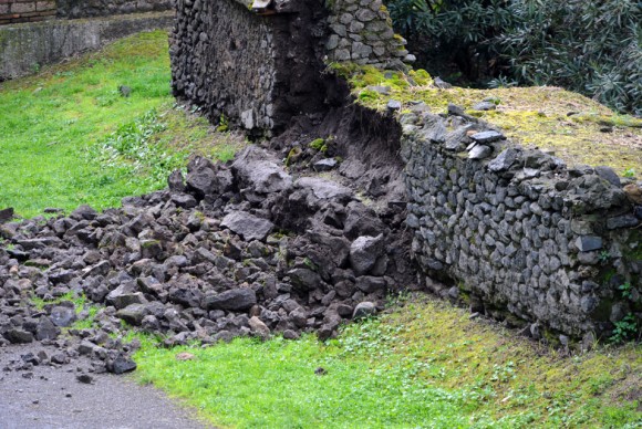 Photo taken on March 2 2014 shows the damaged wall of a tomb at the ancient ruins of Pompeii 580x388 Damage found in ancient ruins of Pompeii; Areas affected have been closed the public